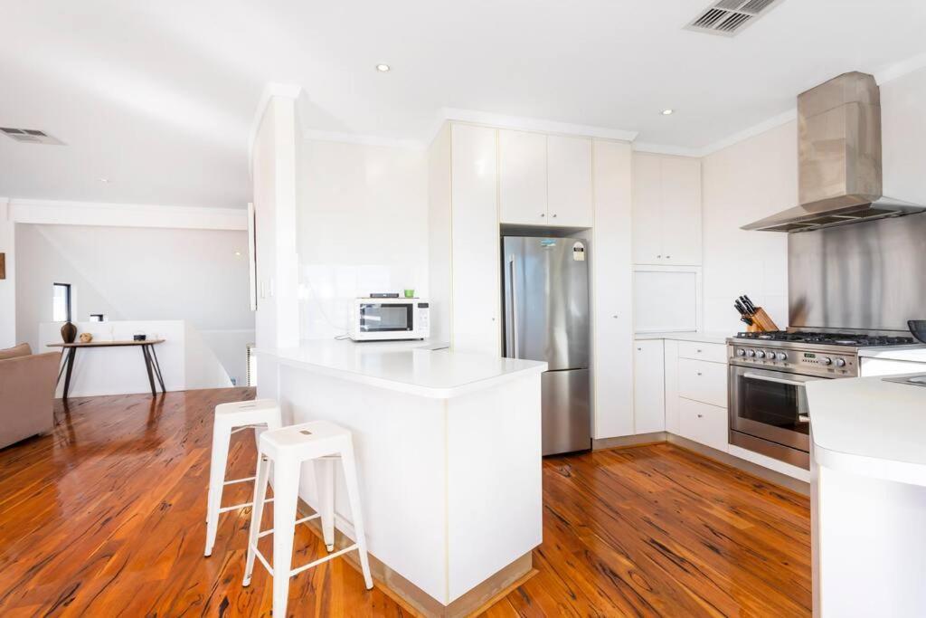 Scarborough Hilltop Apartment - Executive Escapes パース エクステリア 写真